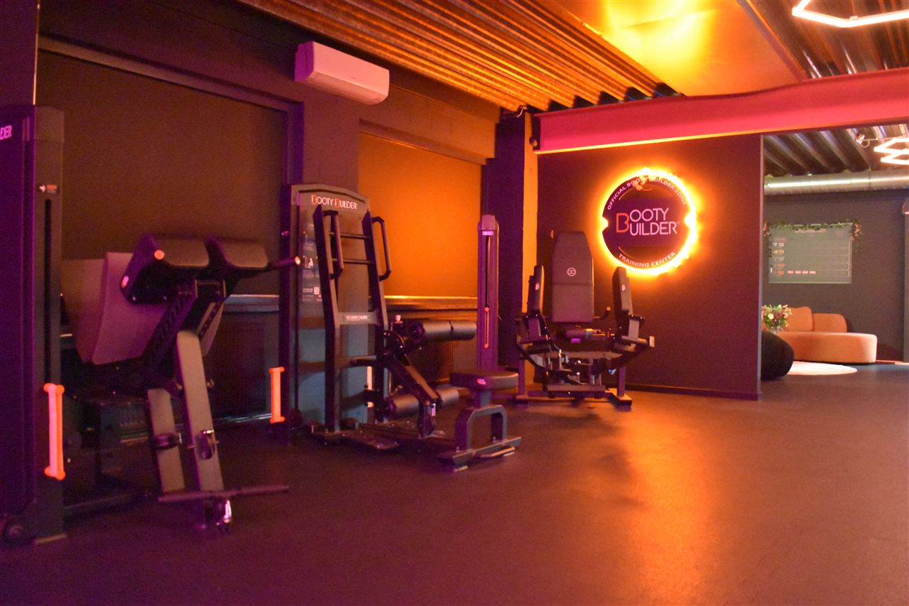 Verlicht bord Official Booty Builder Zone – Training Center in het Dreambody Lab