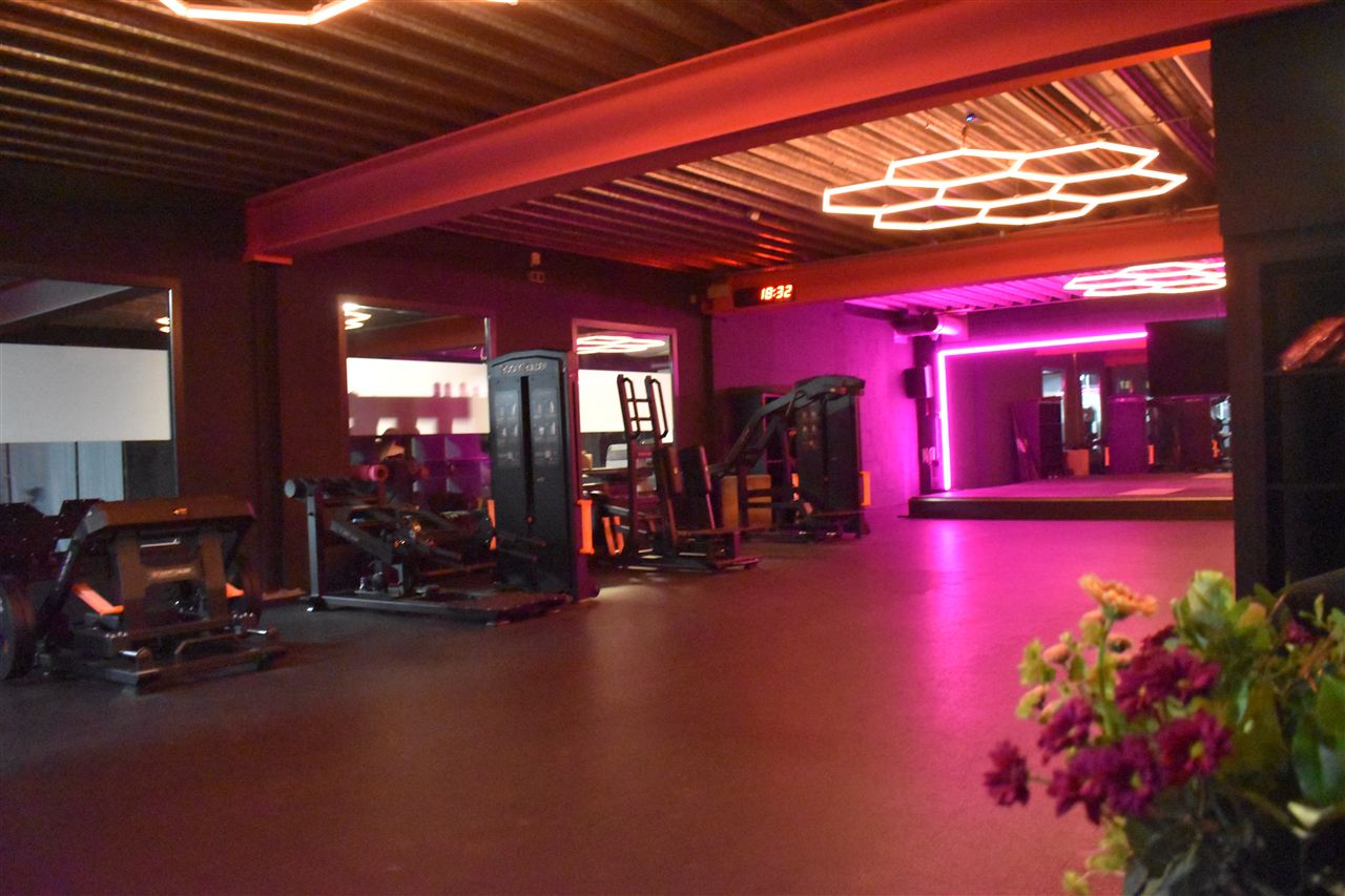 De zaal van het Dreambody Lab met roze neonverlichting